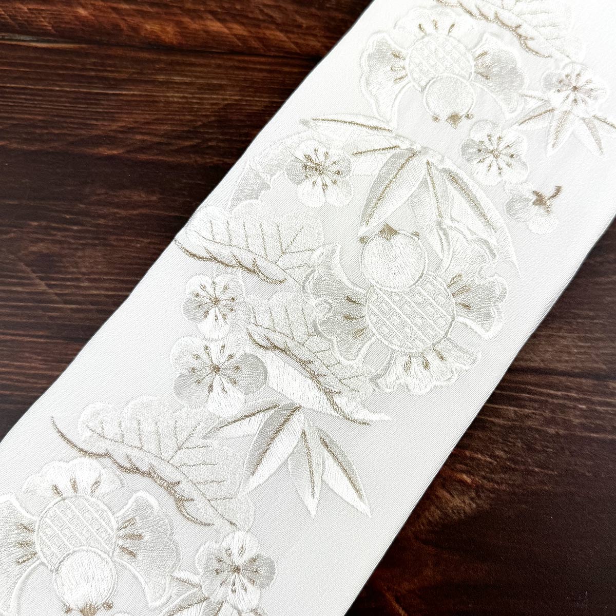 衿秀 公式 き楽っく 替え衿 刺繍 日本製 ふくら雀 松竹梅 白 銀