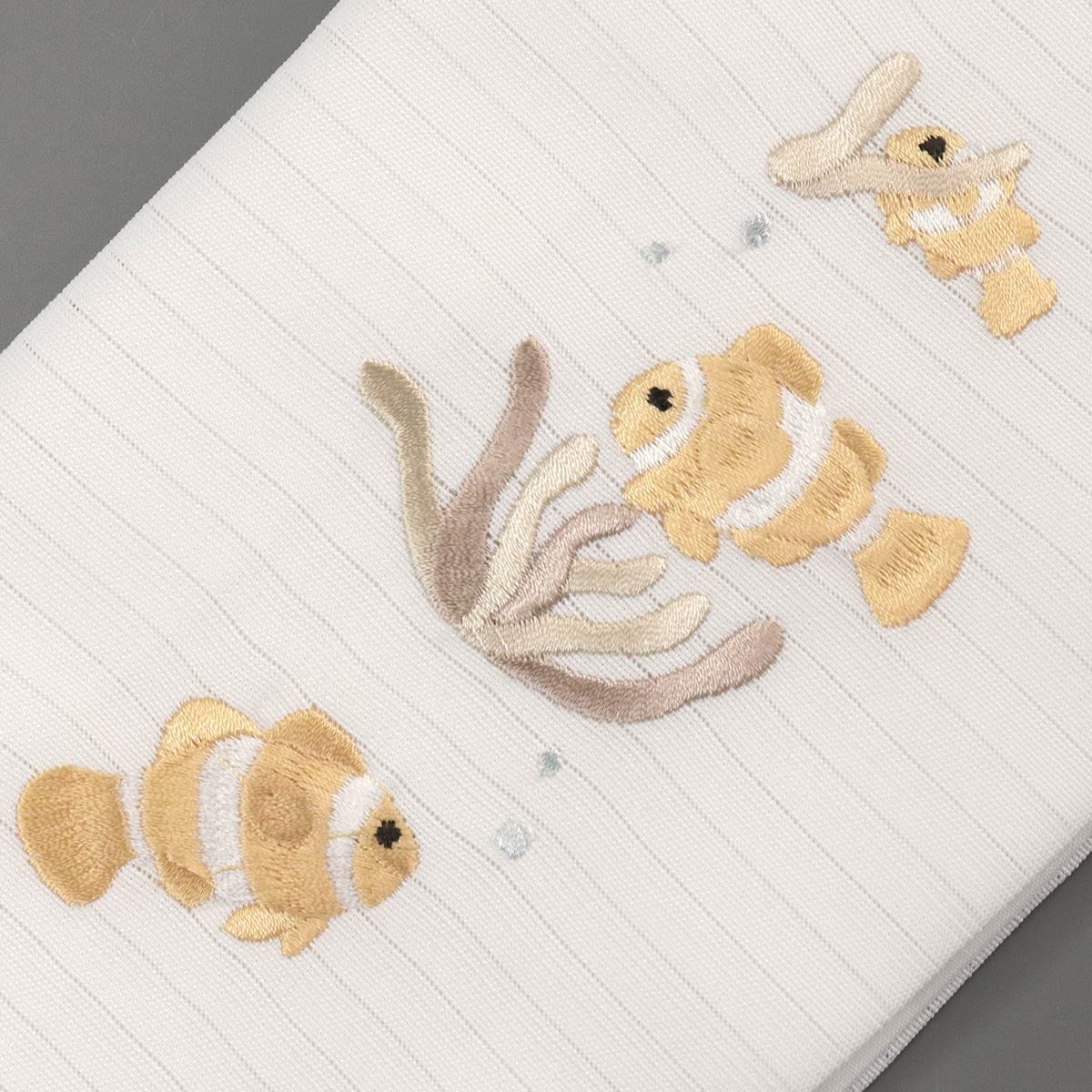 衿秀 公式 き楽っく 替え衿 日本製 夏 絽 カクレクマノミ 刺繍 白地 魚