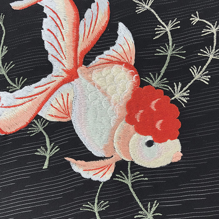 衿秀 公式 帯 名古屋帯 おび 九寸 仕立て上がり 黒地 赤 金魚刺繍 刺繍 