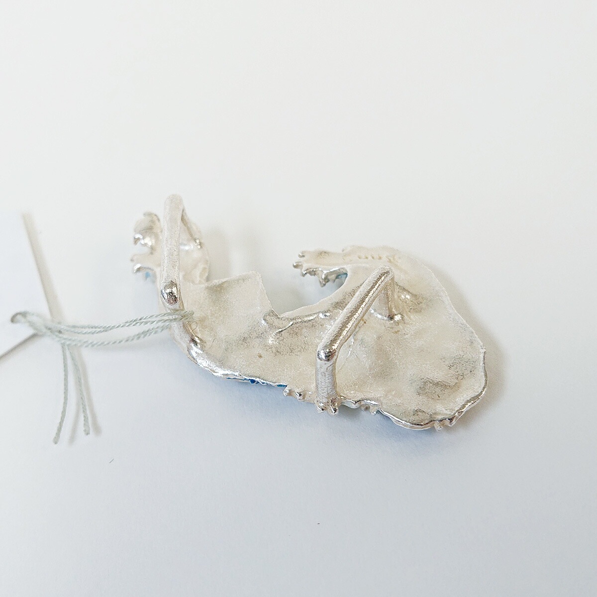 アンティーク帯留め値下げしました。 アンティーク薩摩ボタンの可憐な椿の帯留め「清雅」 帯留め あか