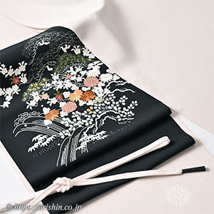 Instagram「旬のお勧めコーディネート（たおやかに　灰桜色の小紋に黒の御所解きを）」