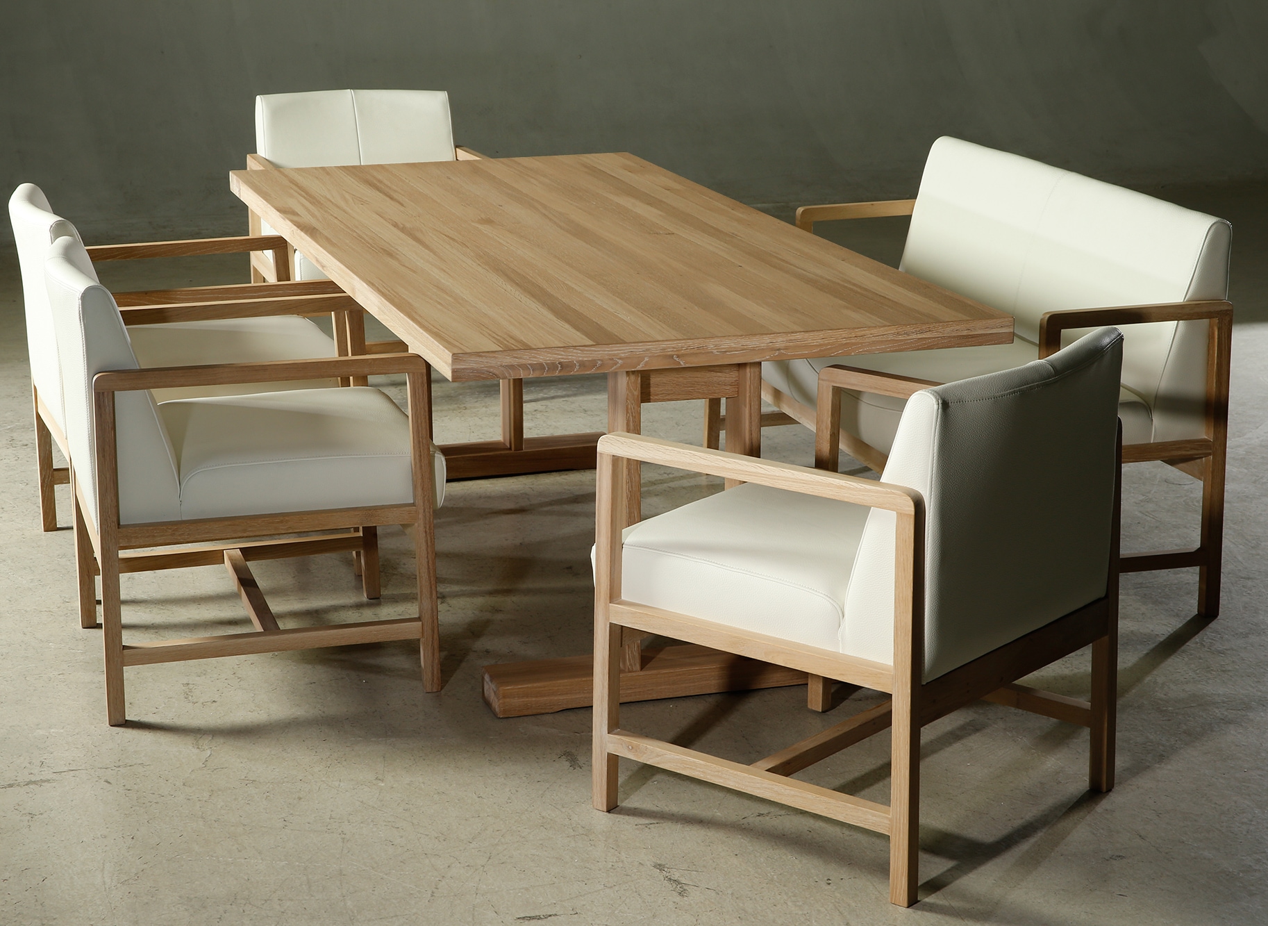 ROCKSTONEデザイナーに聞く】本革家具の魅力と、ブランドが立ち上がるまでの軌跡。