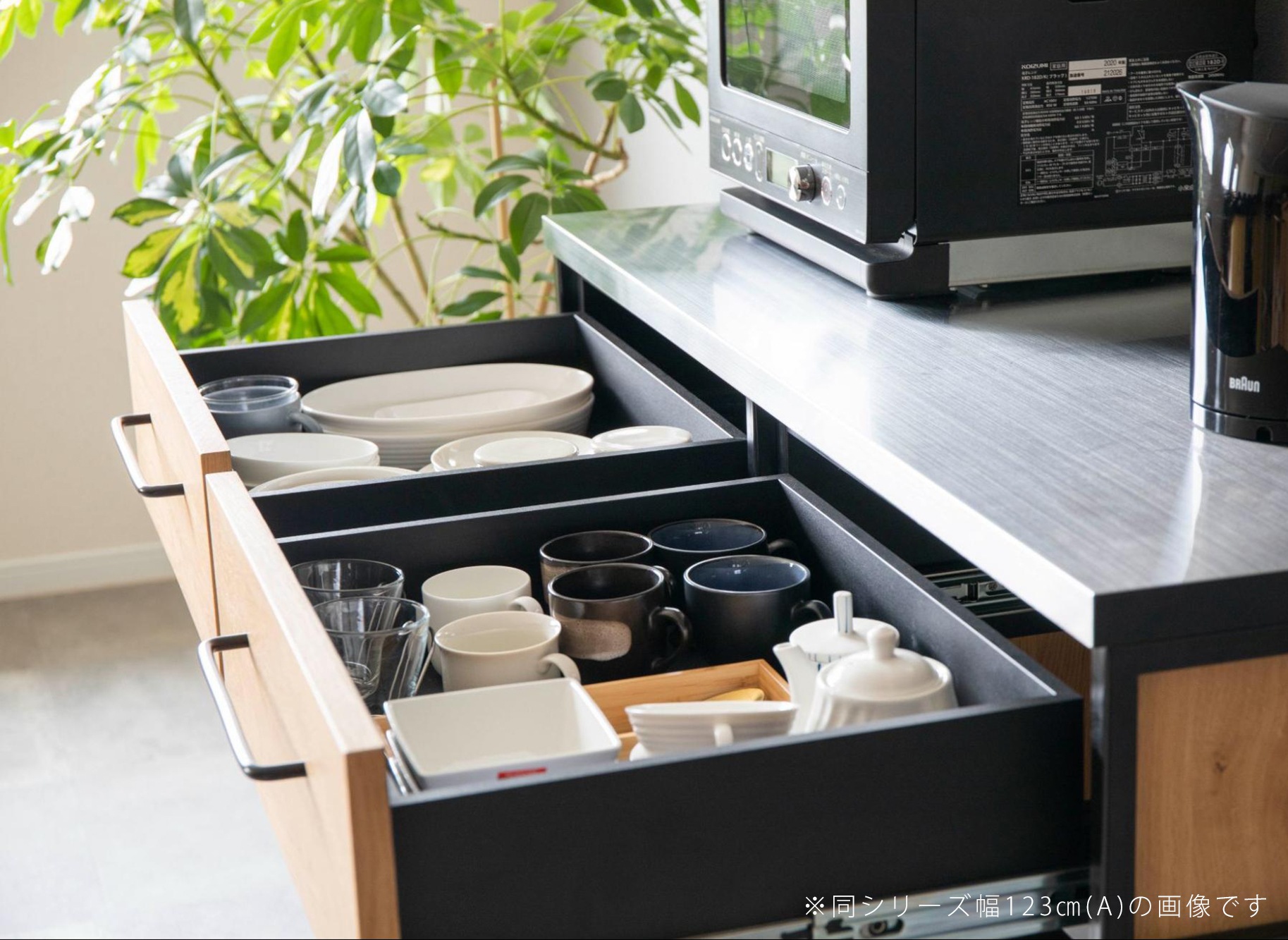 ゴミ箱収納もできるキッチンカウンター。カフェのようなおしゃれなデザイン