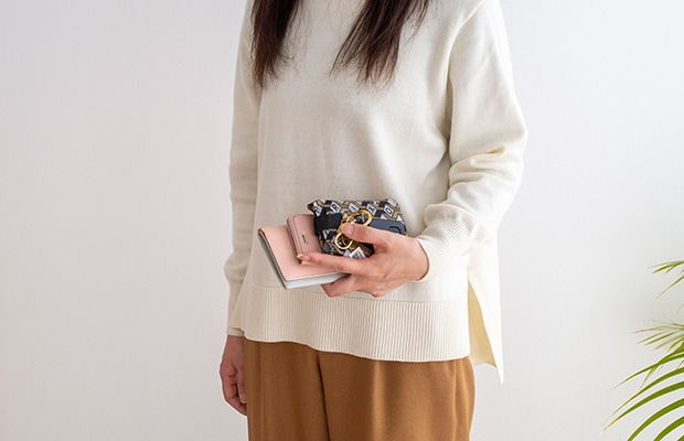 これひとつでサッと身軽におでかけ♪ corale 本革の縦型スマホ