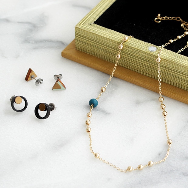 ピアス レディース Pronomen ダーク ブラック 小ぶり 三角形 木製 GRUNDLED グルンドレッド デンマーク 北欧 Pierce
