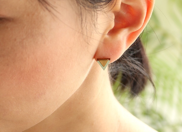ピアス レディース Pronomen ダーク ブラック 小ぶり 三角形 木製 GRUNDLED グルンドレッド デンマーク 北欧 Pierce