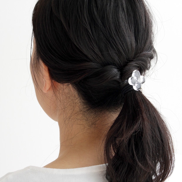 ハリオ ヘアゴム ホワイトフラワー 花 四つ葉 ガラス製 HARIO Lampwork Factory 手作り 日本製 ヘアアクセサリー 大人っぽい レディース