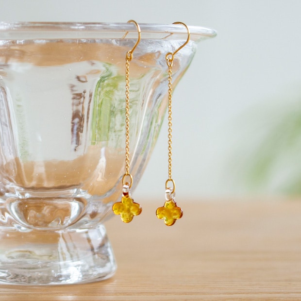 ハリオ イイダ傘店 ピアス キンモクセイ アンバー ガラス製 HARIO Lampwork Factory 手作り 日本製