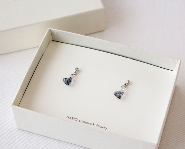 ハリオ ピアス ウィンクハート ブラック ハート型 ガラス製 HARIO Lampwork Factory 手作り 日本製 小ぶり