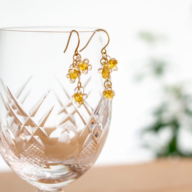 ハリオ ピアス ひとふさのミモザ 花 ガラス製 HARIO Lampwork Factory 手作り 日本製 小ぶり