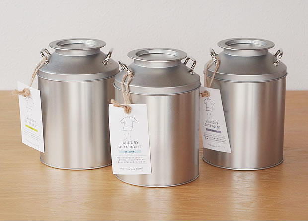 とみおかクリーニング ミルク缶 オリジナル洗濯洗剤フラワー 800g ステンレス 計量スプーン付き 日本製 洗濯 洗剤 粉洗剤 ギフト プレゼント 日用品 ランドリー 天然 香料