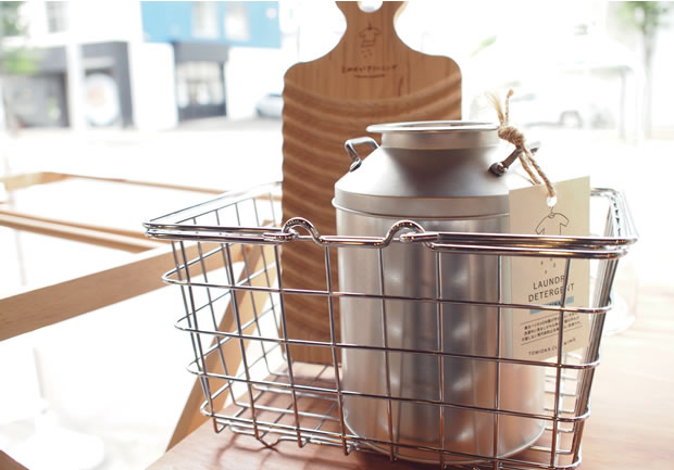 とみおかクリーニング ミルク缶 オリジナル洗濯洗剤フラワー 800g ステンレス 計量スプーン付き 日本製 洗濯 洗剤 粉洗剤 ギフト プレゼント 日用品 ランドリー 天然 香料