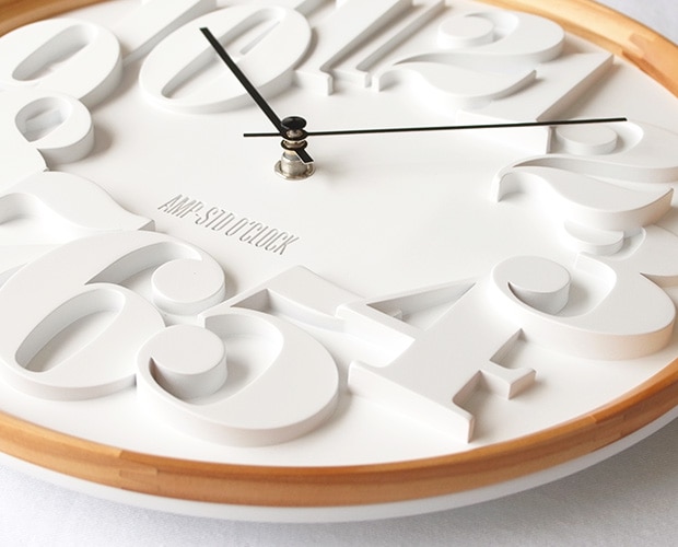掛け時計 おしゃれ 木製 レジン ホワイト シンプル 立体 壁掛け時計 ステップ式 秒針なし ガラスなし AMPERSAND AMP-C038