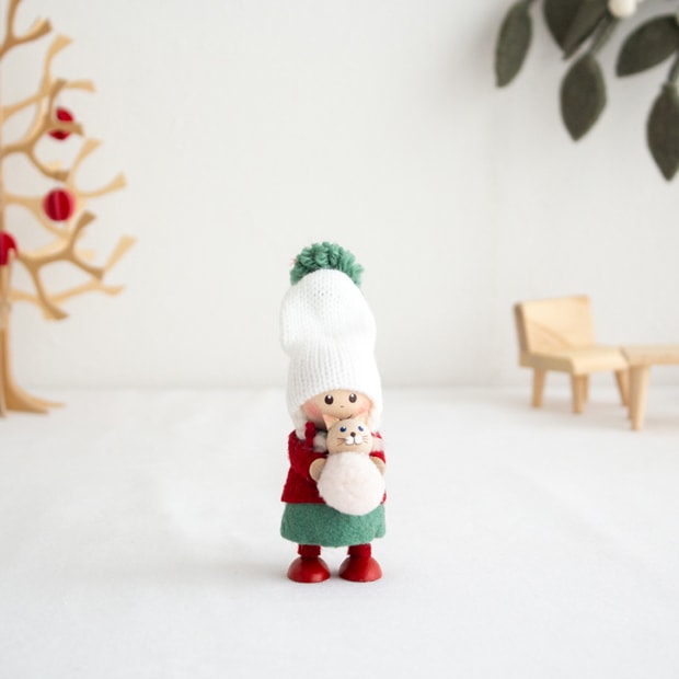 ノルディカニッセ 2023 新作 ネコのぬいぐるみを抱えた女の子 Joy to the world NORDIKA nisse クリスマス 雑貨 木製 人形 北欧 NRD120762