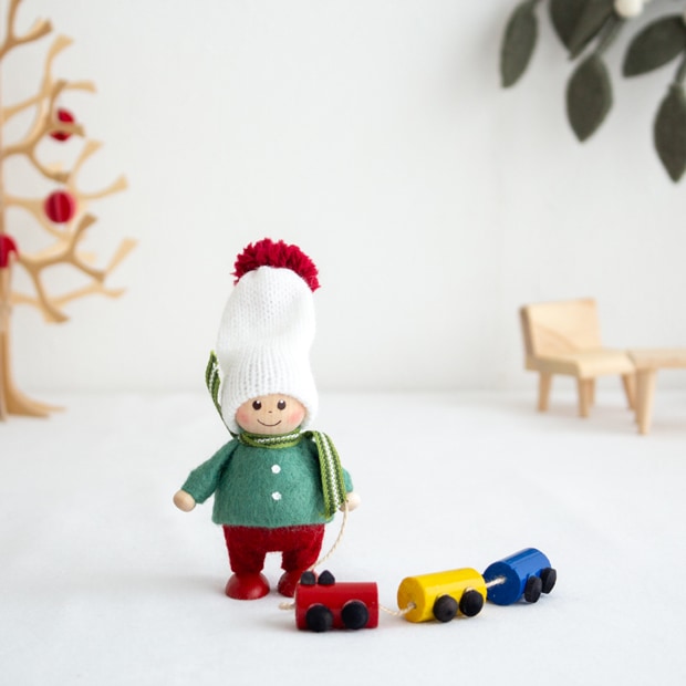 ノルディカニッセ 2023 新作 電車のおもちゃを運ぶ男の子 Joy to the world NORDIKA nisse クリスマス 雑貨 木製 人形 北欧 NRD120763