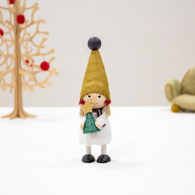 ノルディカニッセ 2024 新作 ツリーを持った女の子 Jule Hygge NORDIKA nisse クリスマス 雑貨 木製 人形 北欧 NRD120802