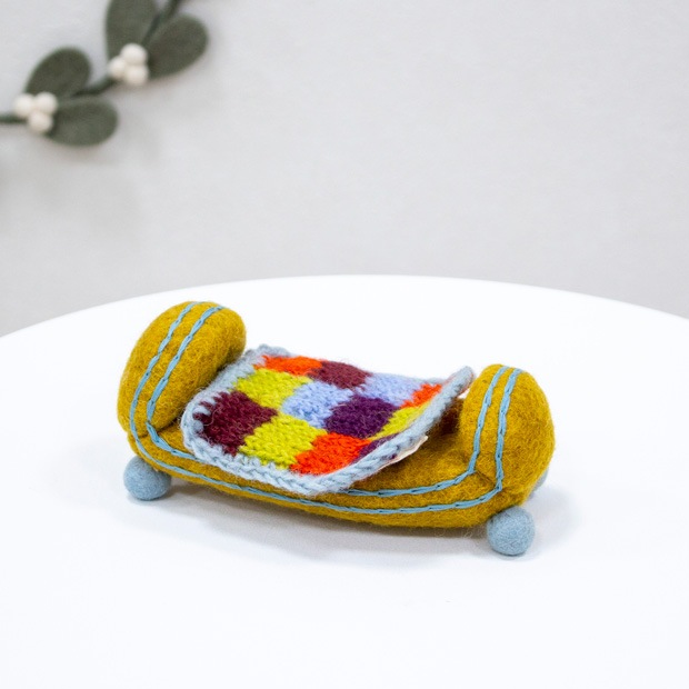 Gry&Sif ミニチュア ブランケット付ベッド 家具 フェルト 北欧 ハンドメイド オーナメント 飾り フェアトレード グライアンドシフ