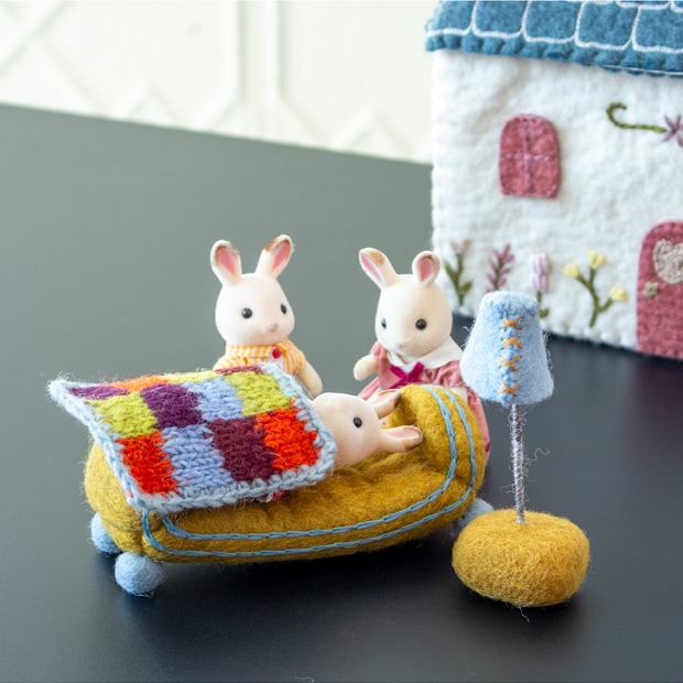 Gry&Sif ミニチュア ブランケット付ベッド 家具 フェルト 北欧 ハンドメイド オーナメント 飾り フェアトレード グライアンドシフ