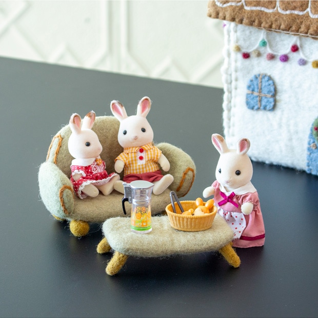 Gry&Sif ミニチュア ソファー＆コーヒーテーブルセット ベージュ 家具 フェルト 北欧 ハンドメイド オーナメント 飾り フェアトレード グライアンドシフ