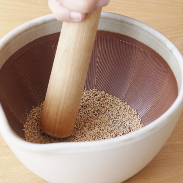 もとしげ すり鉢 大 18cm 中鉢 ボウル 日本製 石見焼 すりバチ ごますり 離乳食 大きい 滑り止め付き 元重製陶所