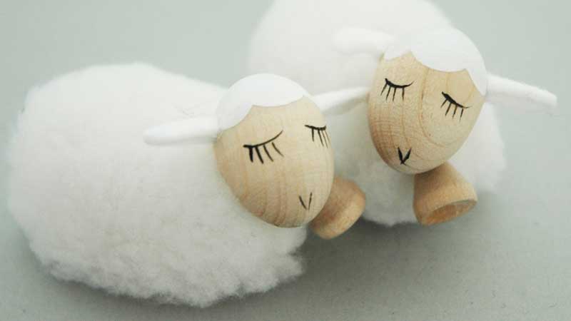 エストニアのハンドクラフトの羊のオブジェ