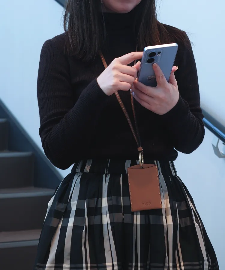 レザー ネックストラップ カードホルダー - Sigh(サイ)ブラック