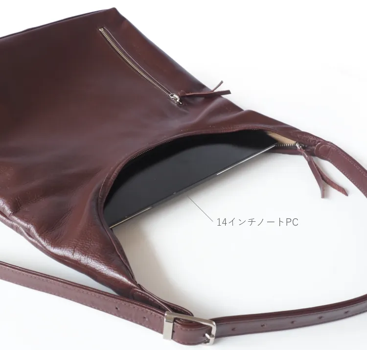 14インチのノートパソコンを収納している様子