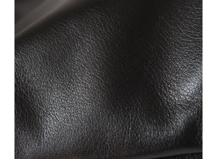 顔料を極少量に抑えて仕上げた姫路レザー