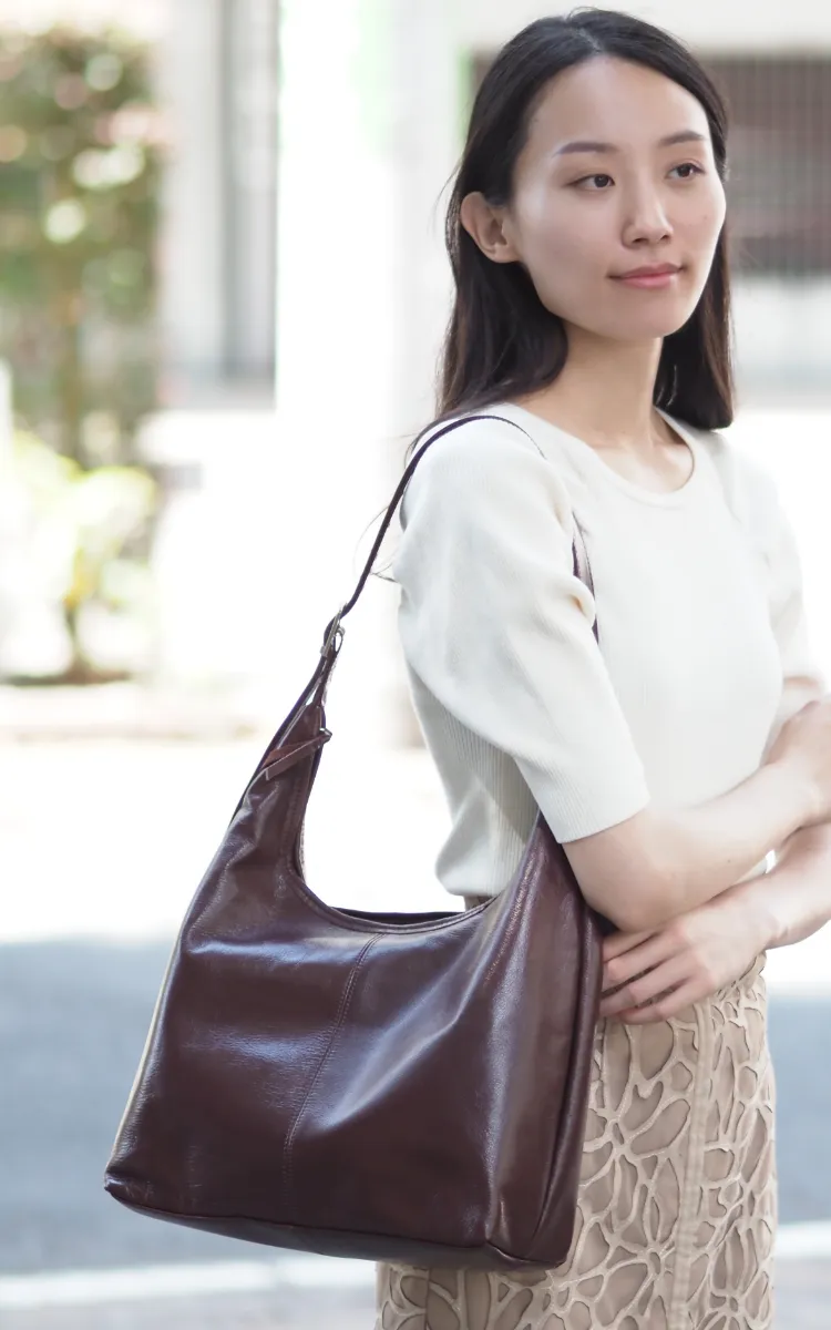 レザーワンショルダーバッグのショコラのコーディネート例