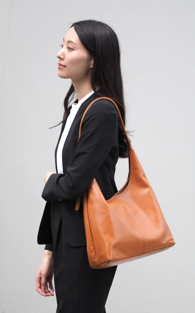 レザーワンショルダーバッグのキャメルのコーディネート例