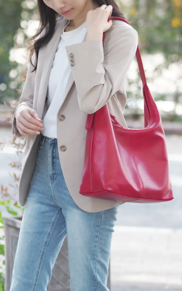 レザーワンショルダーバッグのラズベリーのコーディネート例
