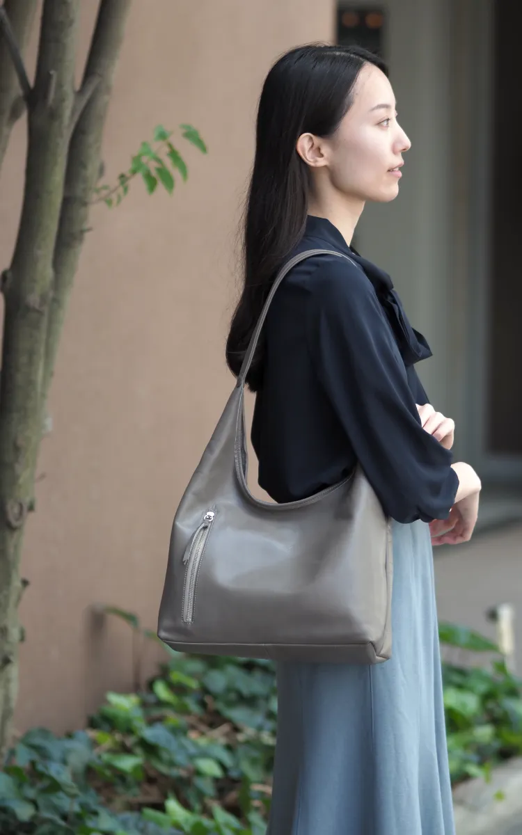 レザーワンショルダーバッグのグレーのコーディネート例