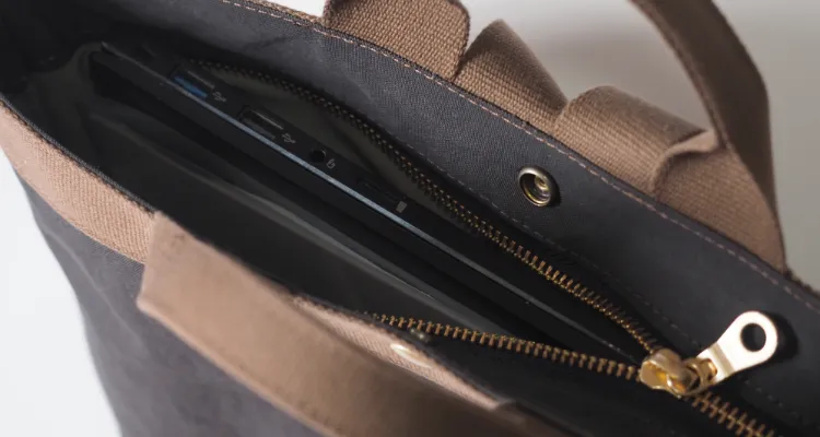 バッグからはみ出る荷物を入れるときはスナップボタンが便利です。