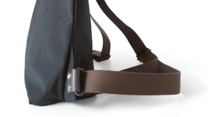 背面のファスナーポケットは、バッグを降ろさずに中に入れたものを取り出すことができます。