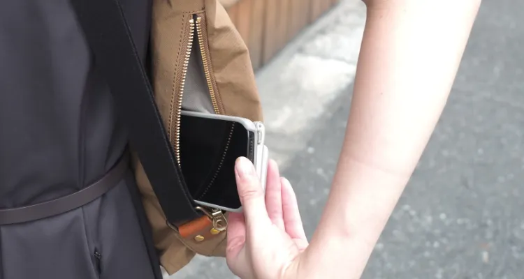 内部には3つのポケットが備えられており、荷物を整理整頓しやすく、必要なアイテムを手軽に収納できます。