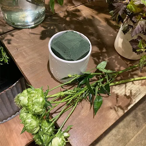 白いリサイクルプラスチックにフローラルフォームがセットされている