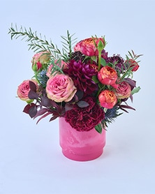 サリースの器にピンクのフラワーアレンジメント