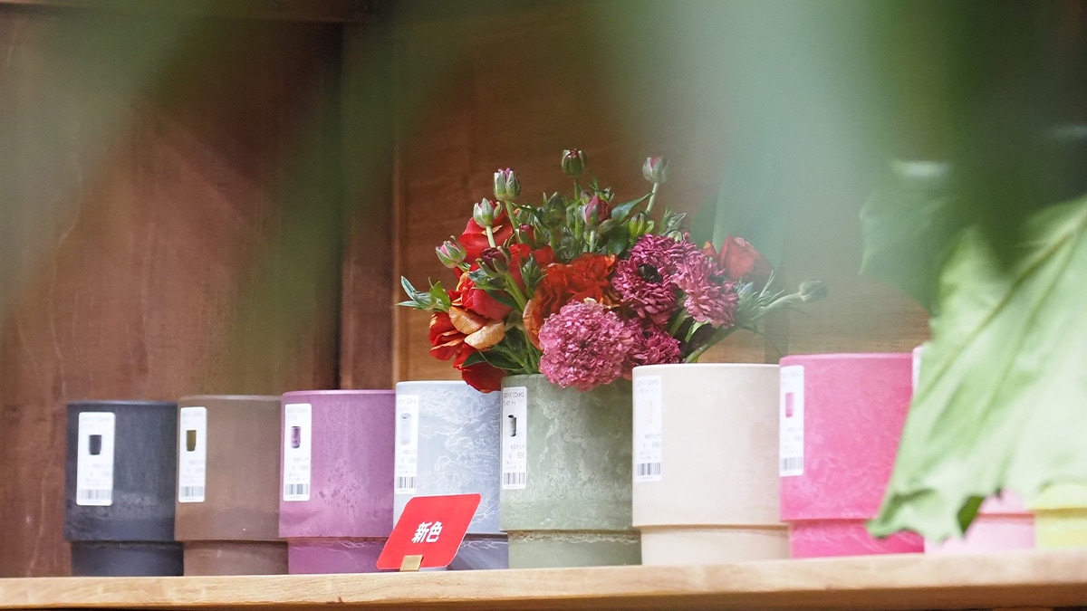 生花が映える、環境に配慮したリサイクルプラスチック製のカラフルなフラワーベース（花器）