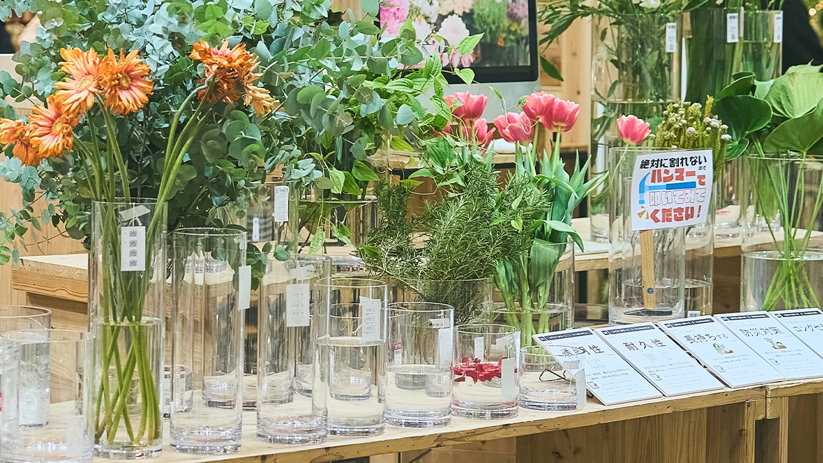 クリアなフラワーベースに花を入れた使用イメージ