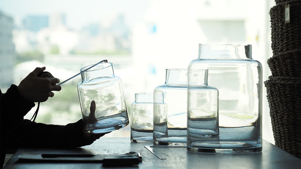 フラワーベースの口のサイズをスケールで測っている