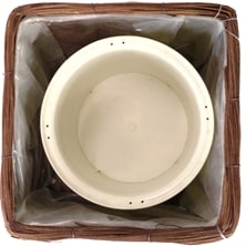 上から見てバスケットの中に白い桶