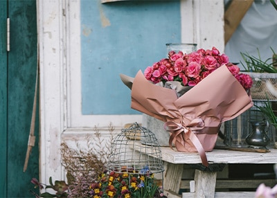 ピンクのラッピングに赤いバラ