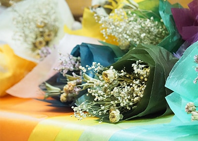 ドライフラワーをWAXペーパーでラッピング