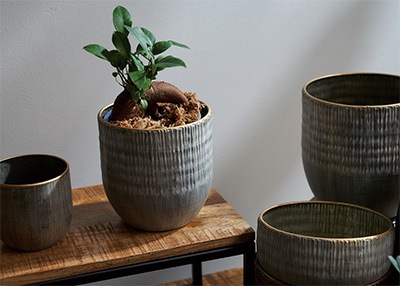 シックな部屋に鉄製花器の鉢カバー