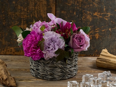 グレーのバスケットにピンク花のアレンジメント