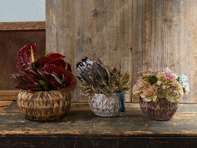 3つのアミアミバスケットにアレンジメントが入っている