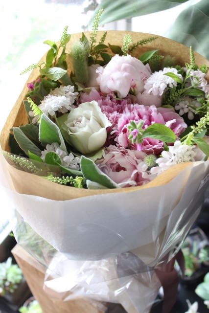 秘色芍薬 Hisokushakuyaku 5月の花 芍薬と薔薇を束ねた人気商品です 特選花束 L Size 季節限定 5月 生花のギフト 花束 ライフデコ南青山のフラワーギフトをオンラインショップで全国に通販 東京 表参道の花屋lifedeco