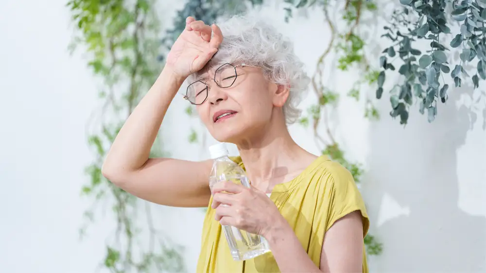 熱中症の高齢女性の画像