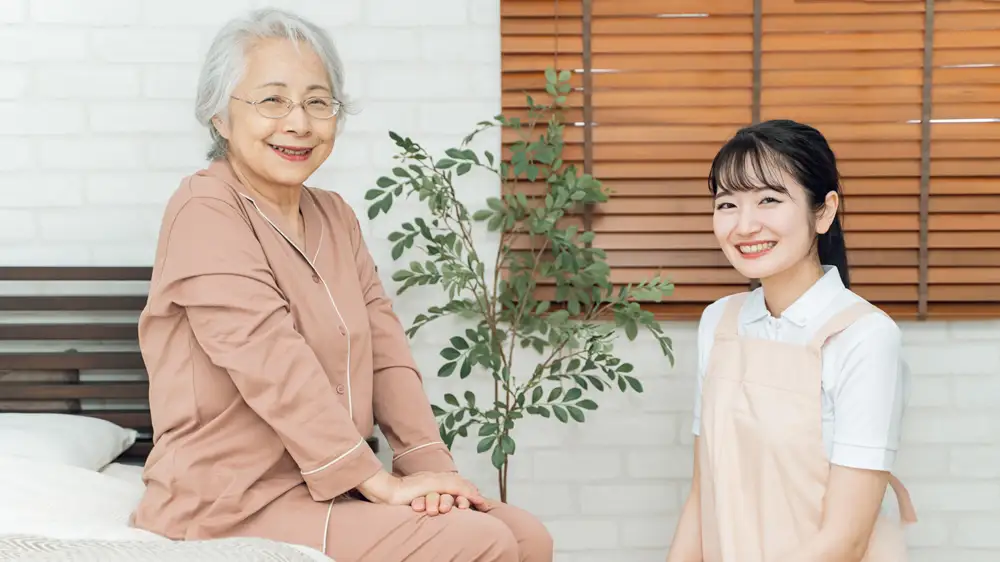 高齢女性と介護士の画像