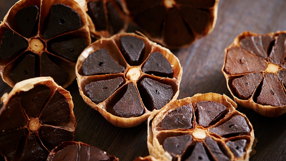 黒にんにくを横に切った時の断面の画像